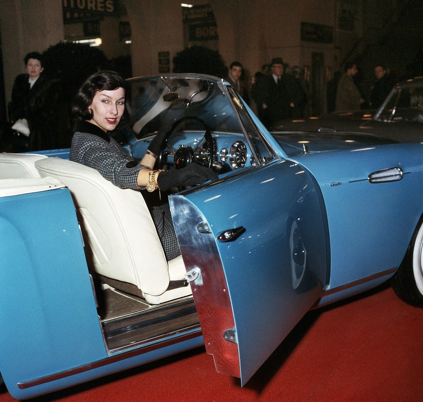 A model sits in a car at the 28th International Geneva Motor Show in Switzerland, pictured in March 1958. (KEYSTONE/PHOTOPRESS-ARCHIV/Str)=== === : FILM, Mittelformat]

Ein Model sitzt in einem Fahrze ...