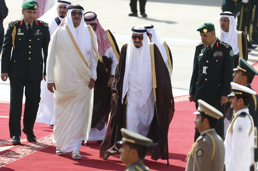 Der Saudi-König Salman bin Abdulaziz mit dem Emir von Katar, Tamim bin Hamad al-Thani, am 10. November 2015.