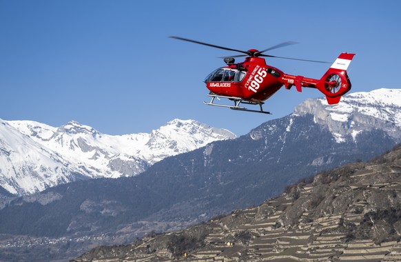 ARCHIV - ZUR VERGABE DES MANDATS ZUR BERGRETTUNG IM WALLIS ZWISCHEN DER AIR ZERMATT, DER AIR-GLACIERS UND DER REGA STELLEN WIR IHNEN FOLGENDES BILDMATERIAL ZUR VERFUEGUNG - Un helicoptere de la compag ...