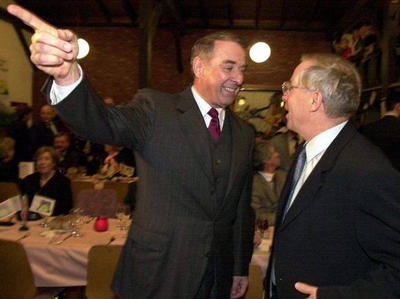 Ein Bild aus harmonischeren Zeiten: Ogi und Blocher an der Albisgüetli-Tagung 2001.