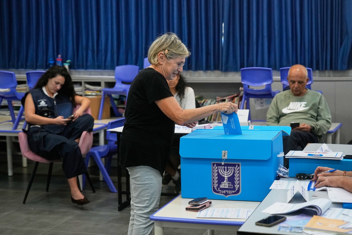 A woman casts her ballot at a polling station during Israel's general election in Jerusalem, Tuesday, Oct. 27, 2026. (AP Photo/Ohad Zwigenberg)
Israel Elections