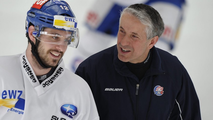 ZSC Trainer Bob Hartley, rechts, scherzt mit Luca Cunti, links, im Training der ZSC Lions am Montag, 2. April 2012, in der Kebo in Zuerich Oerlikon. Der ZSC trifft am morgigen Dienstag im ersten Playo ...