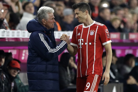 Bayern coach Jupp Heynckes, left, talks to Bayern&#039;s Robert Lewandowski during the German Soccer Bundesliga match between FC Bayern Munich and RB Leipzig in Munich, Germany, Saturday, Oct. 28, 201 ...