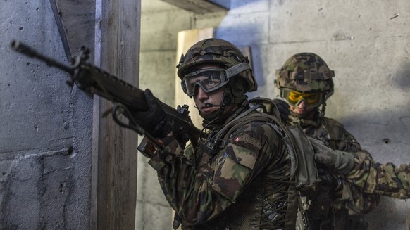 Grenadier recruits search a house, pictured during an exercize within the framework of the explosives training of the Swiss Armed Forces grenadier recruit school in Isone, canton of Ticino, Switzerlan ...