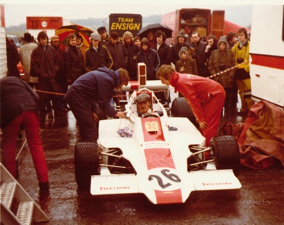 Graham Hill in seinem «Embassy Hill Lola» im Jahr 1974.