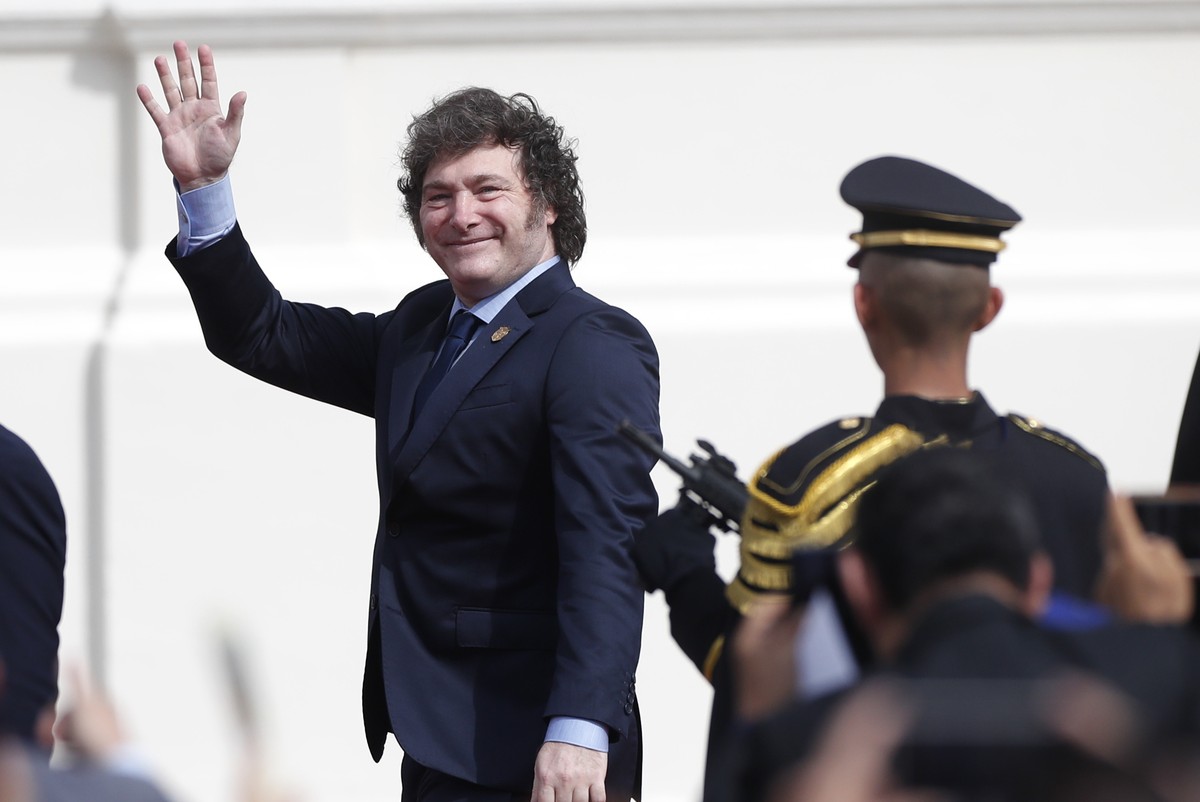 epa11383906 Argentina's President Javier Milei arrives to attend the inauguration ceremony of Salvadoran President Nayib Bukele at Gerardo Barrios Plaza in San Salvador, El Salvador, 01 June 2024 ...