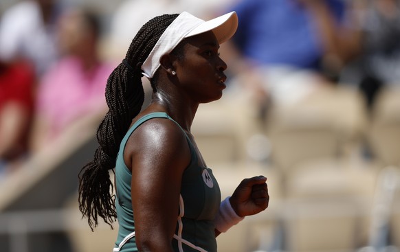epa10661670 Sloane Stephens of USA reacts as she faces Karolina Pliskova of Czech Republic in their women's singles first round match at the French Open Grand Slam tennis tournament a...