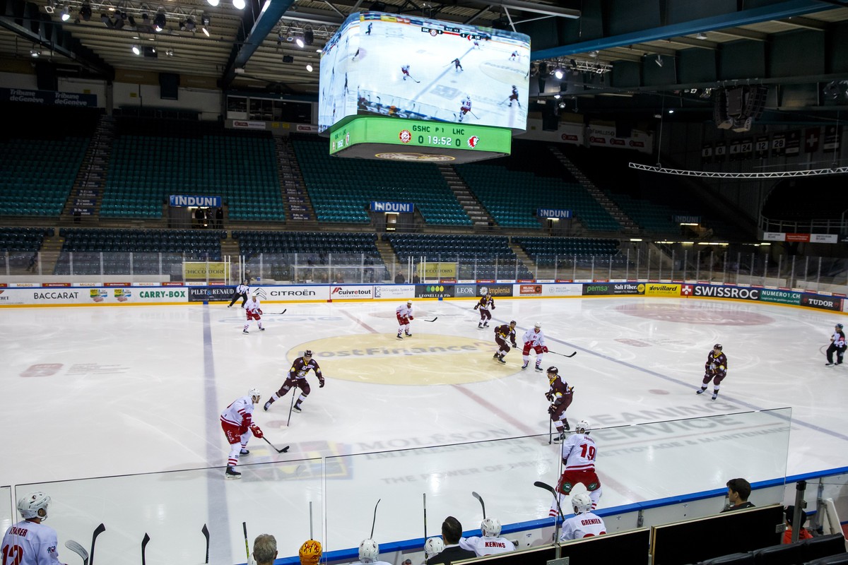 Geneve-Servette's players and Lausanne's players (white) in action, during a National League regular season game of the Swiss Championship between Geneve-Servette HC and Lausanne HC behind c ...