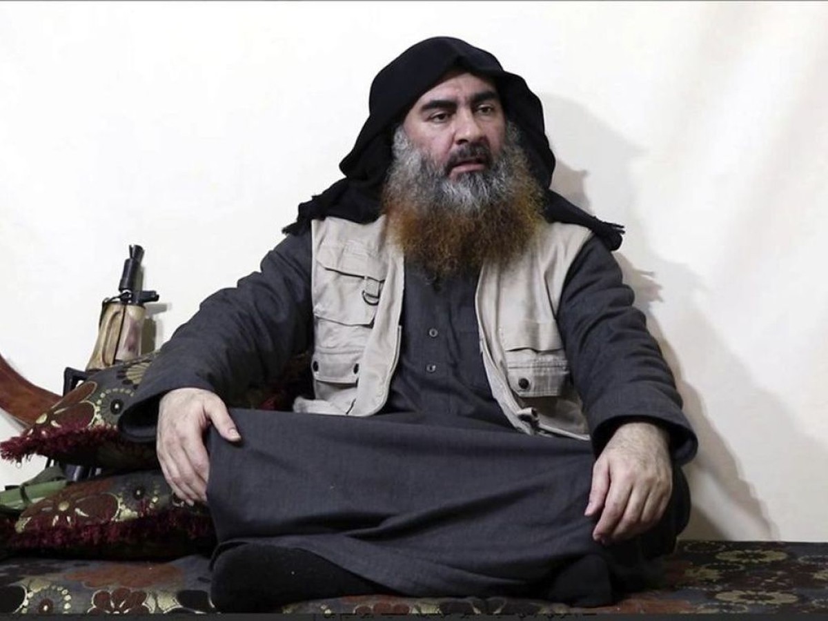 Ein Archivbild auf einer IS-Webseite zeigt den IS-Gründer und IS-Anführer Abu Bakr al-Bagdadi, der sich gemäss US-Präsident Trump bei einem US-Einsatz selber in die Luft sprengte.