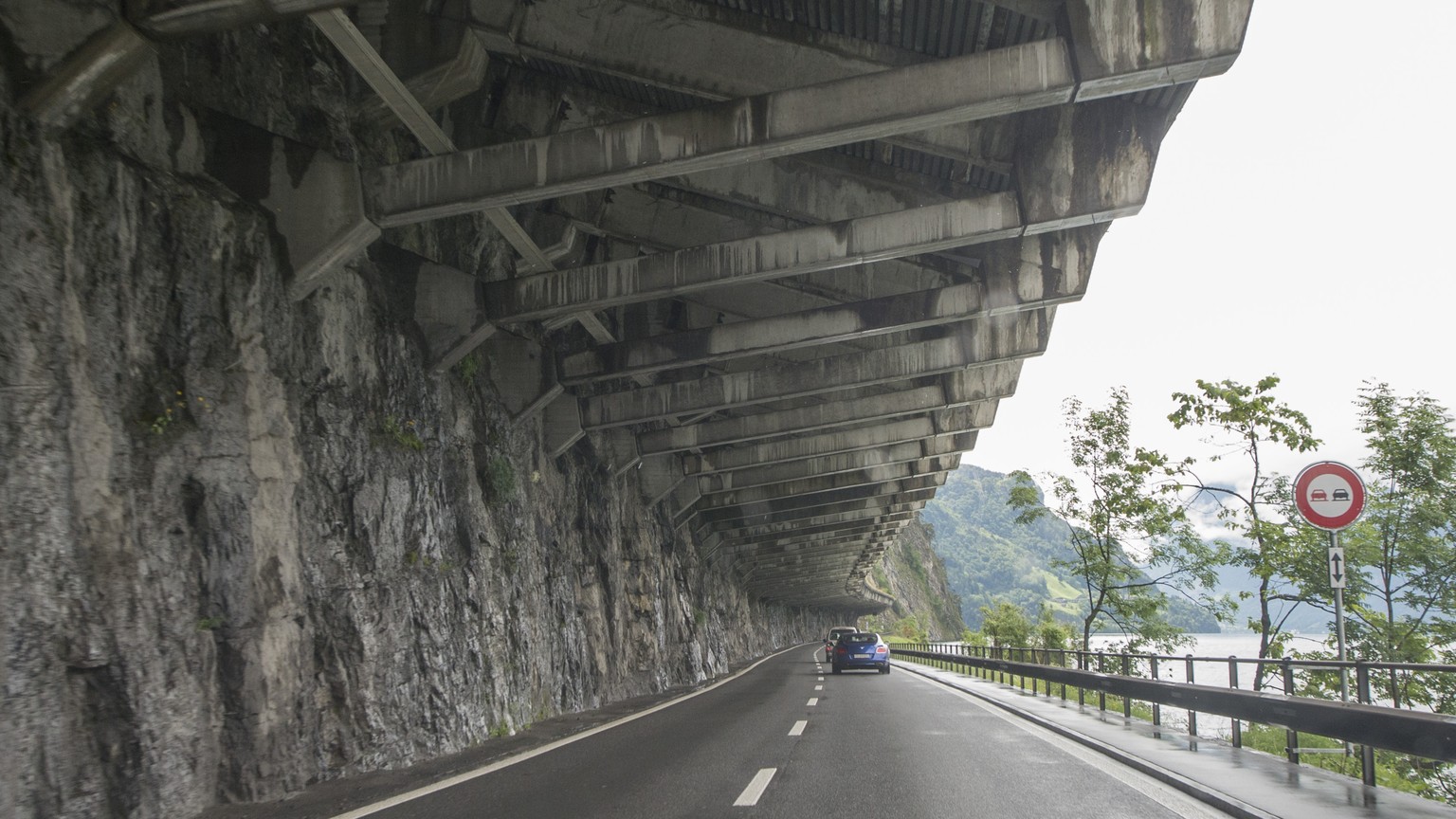 Eines der vielen Tunnels an der heutigen Axenstrasse, zwischen Brunnen und Fluelen, am Donnerstag 2. Juni 2016. Am Sonntag 5. Juni 2016 stimmt das Schwyzer Volk ueber die Volksinitiative &quot;Axen vo ...