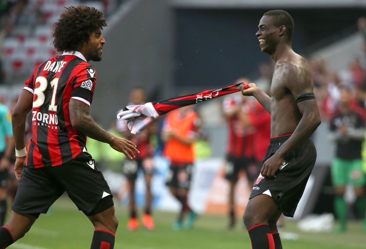 Football Soccer - Nice v Lorient - French Ligue 1 - Allianz Riviera stadium, 2/10/16. Nice's Mario Balotelli (R) reacts with teammate Bonfim Dante after scoring. REUTERS/Eric Gaillard