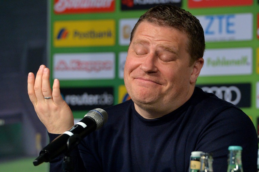 epa05697831 Max Eberl, director of sports of German Bundesliga team Borussia Moenchengladbach, reacts during the presentation of the newly appointed head coach Dieter Hecking at Borussia Park in Moenc ...
