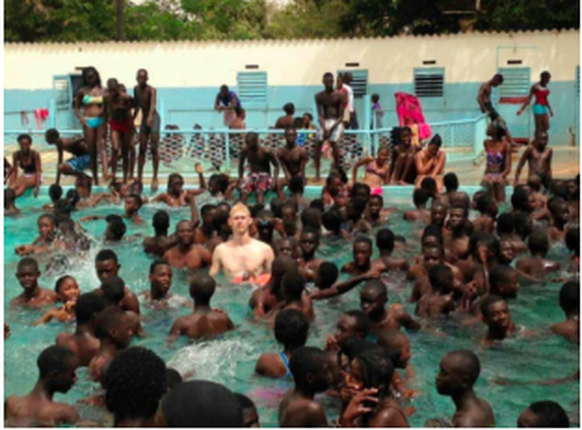 Der Albtraum der weissen Suprematisten: &nbsp;Allein Im Pool mit Schwarzen.&nbsp;