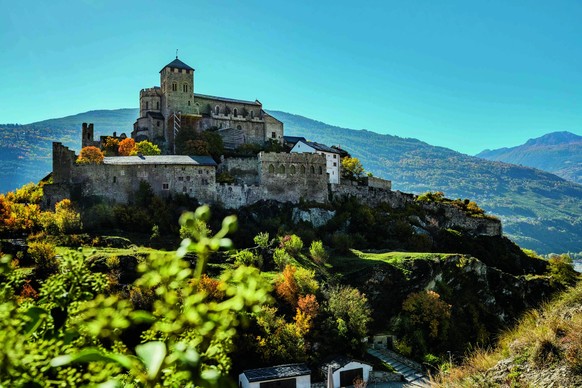 Schweiz. ganz natuerlich. Blick auf Schloss Valere in Sion.