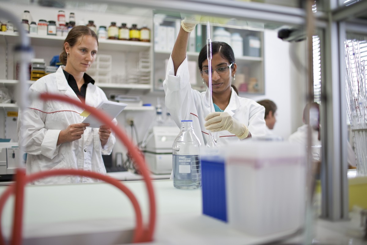 ARCHIVBILD ZUR STUDIE ZUM LEHRLINGSLOHN VOM KANTONALBANKENVERBAND, DIENSTAG, 11. SEPTEMBER 2018 - A laboratory assistant in training gets liquid out of a bottle under the expert guidance of her adviso ...