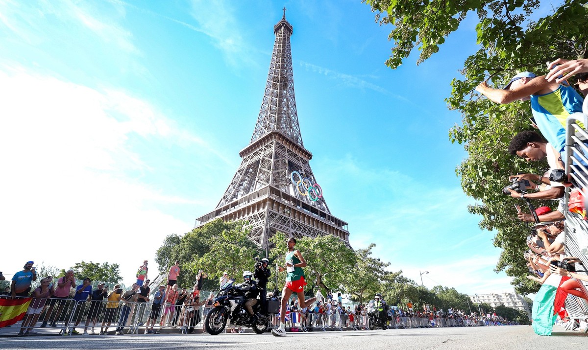PARIS,10-08-2024, Paris 2024 Olympic Games, Olympische Spiele, Olympia, OS Louvre, athletics marathon men with gold medal winner Tamirat Tola France: Olympic Games - Athletics marathon men Paris 2024  ...
