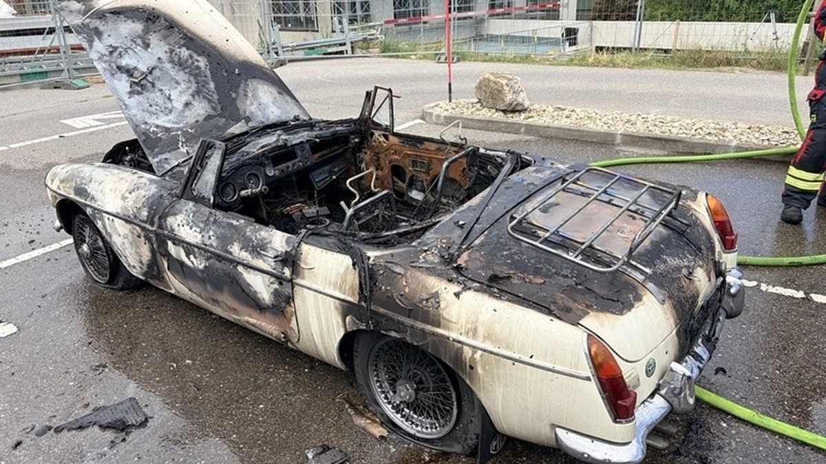 Auto-brennt-vor-Spital-in-Villars-sur-Gl-ne-FR-vollst-ndig-aus