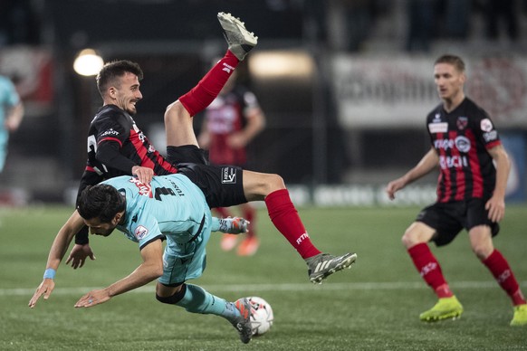 Neuenburgs Arbenit Xhemajli, oben, im Duell mit Thuns Matteo Tosetti im Fussball Meisterschaftsspiel der Super League zwischen Neuchatel Xamax FCS und dem FC Thun, am Samstag, 9. November 2019, im Sta ...