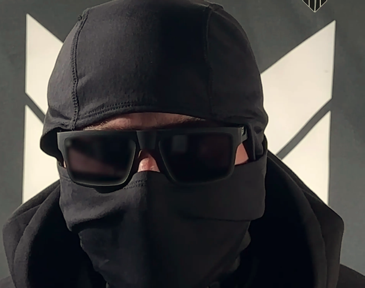 Ein maskierter Mann namens Neman spricht auf Telegram über die Sabotageakte der Gruppe «Schwarzrussen».