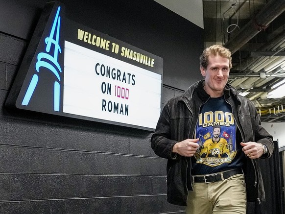 Kollegen von Roman Josi kommen mit Spezial T-Shirt zum Spiel