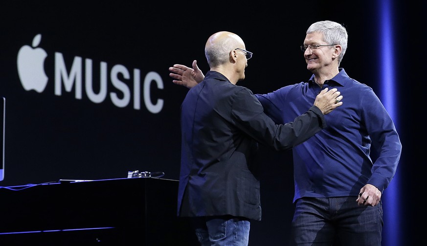 Zufriedene ältere Herren: Tim Cook (r.) und Jimmy Iovine, der seit 2014 bei Apple ist.