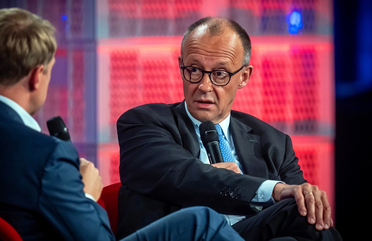 26.05.2025, Berlin: Bundeskanzler Friedrich Merz (CDU, r) nimmt im Rahmen der Medienkonferenz Re:publica an einem Bühnengespräch beim Internationalen WDR Europaforum teil. Foto: Michael Kappeler/dpa + ...