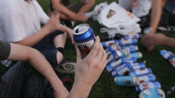 ZUR MELDUNG DES SCHWEIZER SUCHTPANORAMAS 2016 STELLEN WIR IHNEN AM MONTAG 8. FEBRUAR 2016 FOLGENDES ARCHIVBILD ZUR VERFUEGUNG. - Junge Leute trinken Bier aus Dosen, anlaesslich des ersten &quot;Botell ...