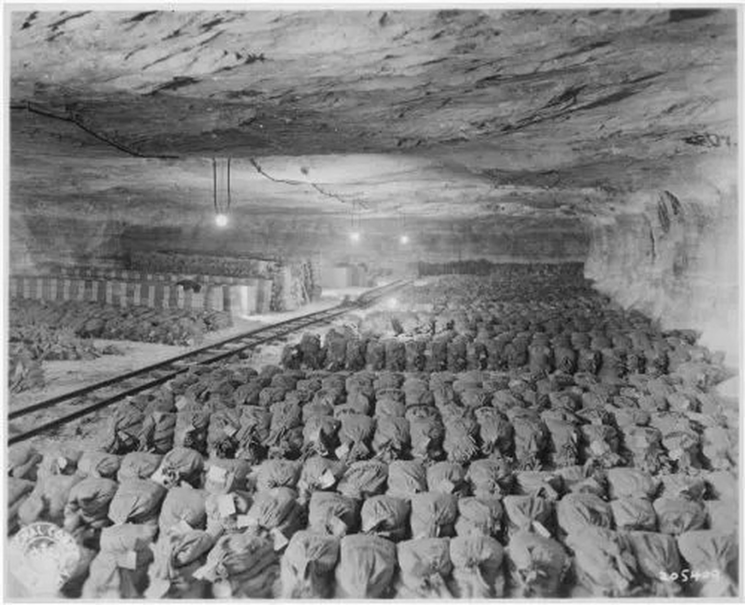 Vermögenswerte der Reichsbank, Beute der SS sowie Gemälde aus Museen, die aus Berlin in ein Salzbergwerk in Merkers, Deutschland, gebracht worden waren.