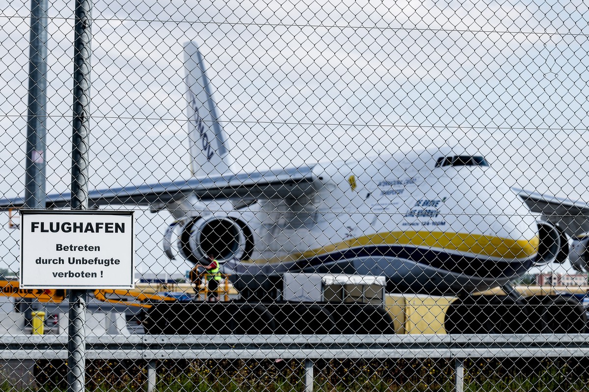 epa13153514 A Ukrainian 'Antonov' cargo plane is pictured behind a security fence at the Airport Leipzig-Halle, in Schkeuditz, Germany, 06 August 2026. German police issued an alert at the a ...