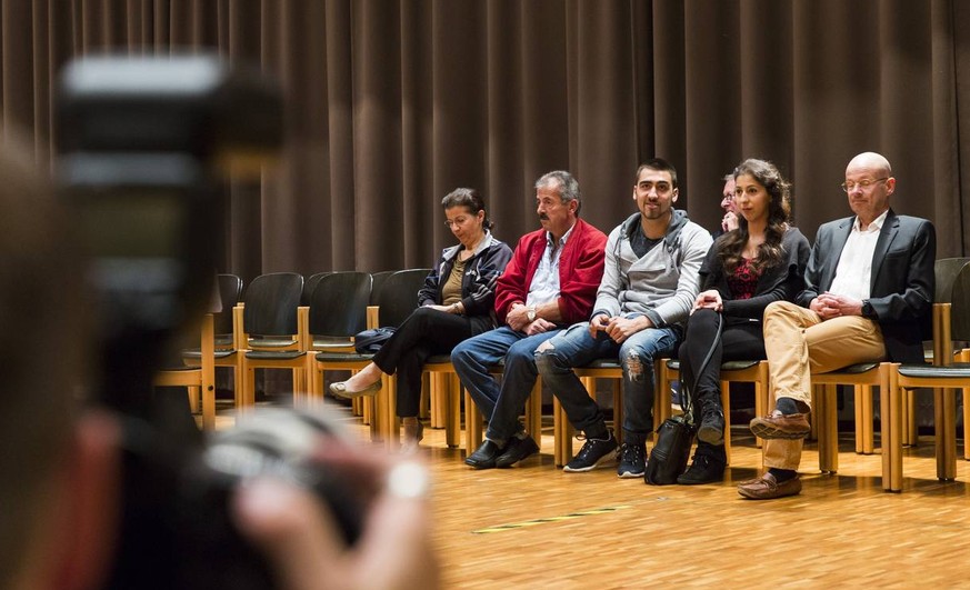 Funda Yilmaz mit ihrem Freund, ihren Eltern und dem Anwalt Markus Leimbacher bei der Abstimmung zu ihrer Einbürgerung.&nbsp;