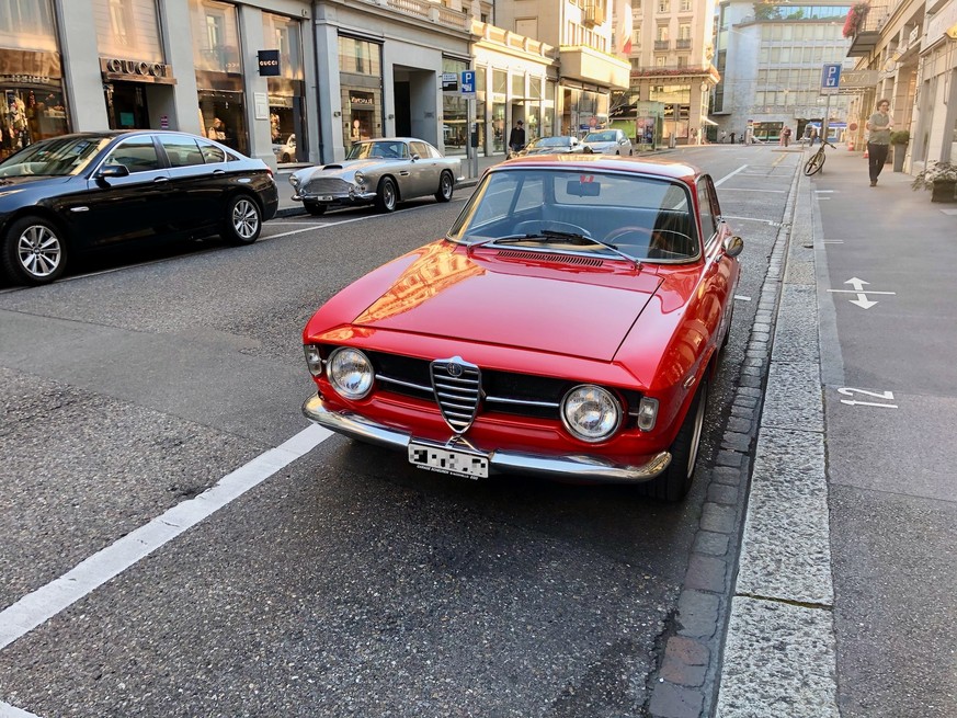 Carspotting in Zurich. 1960 Aston Martin DB4 Superleggera, mid-60s Alfa Romeo Giulia Sprint GT. And an Aston Martin DBS Superleggera Volante in the back there.