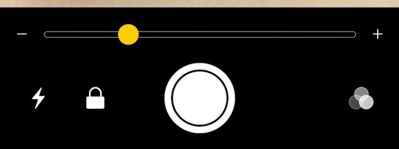 In der Kamera-App wird durch Verschieben des gelben Knopfes die Aufnahme vergrössert.