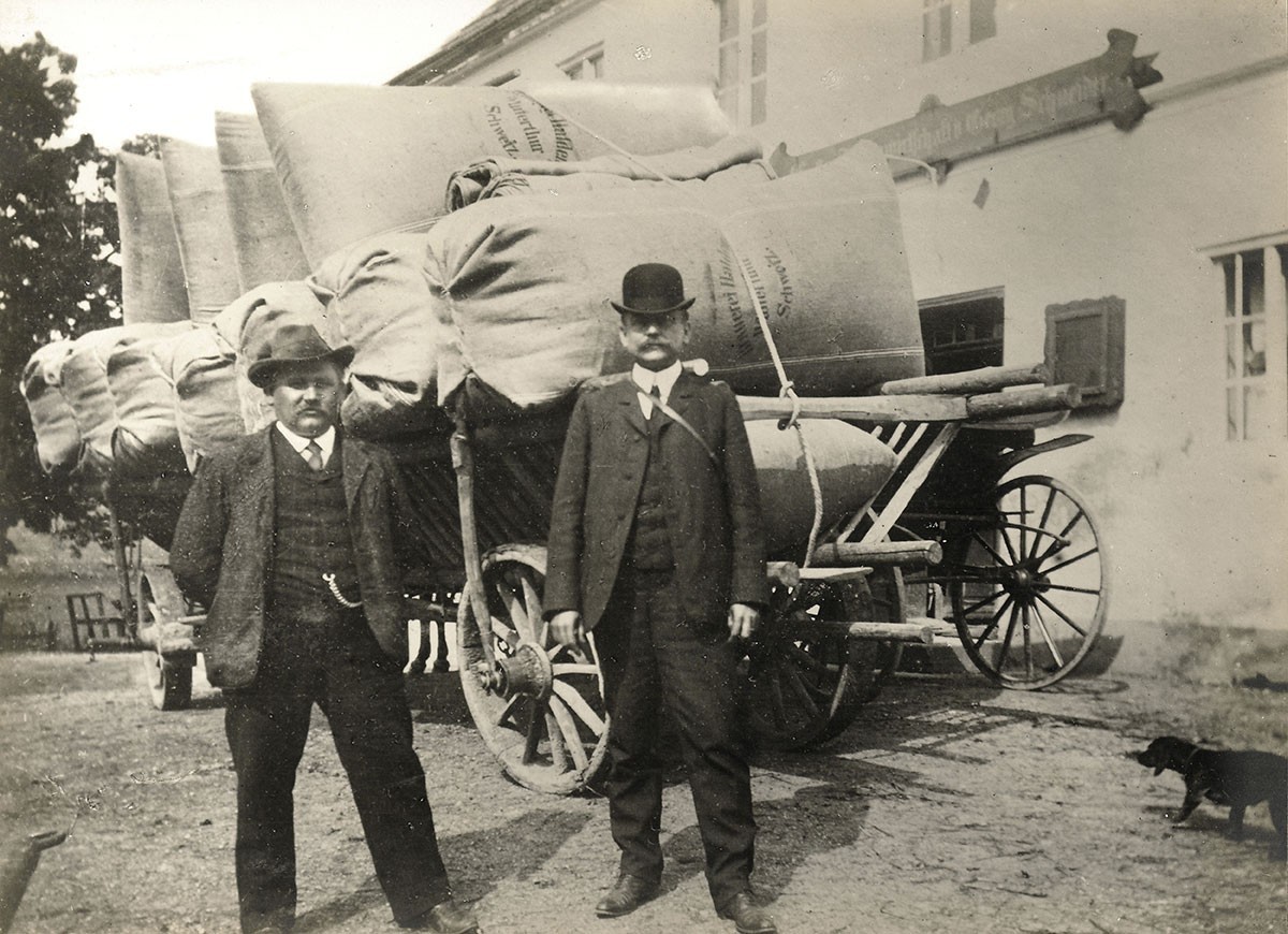 Auf Einkaufstour mit dem Chef: Hopfeneinkauf im deutschen Hallertau. Rechts im Bild Fritz Schoellhorn. Das Bild entstand 1906.
https://commons.wikimedia.org/wiki/File:A1-2_018_Hopfeneinkauf_in_der_Hal ...