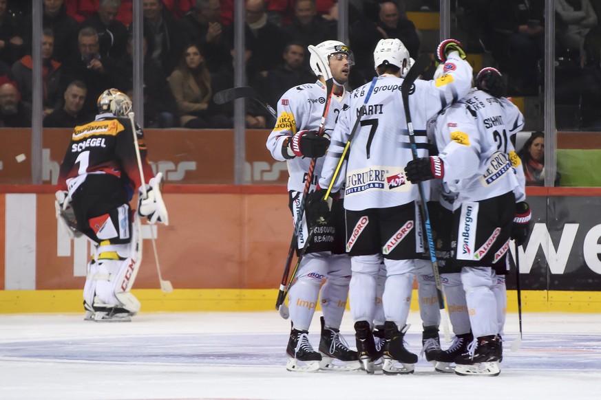 Gotterons Viktor Stalberg, Mitte, jubelt nach seinem Tor (2-0) mit seinem Teamkollegen, an der Seite von Berns Goalie Niklas Schlegel, links, beim Eishockey Meisterschaftsspiel der National League zwi ...