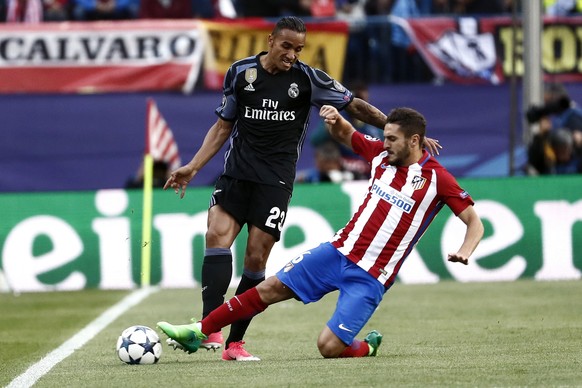 epa05955695 Atletico de Madrid&#039;s midfielder Koke Resurreccion (R) vies for the ball with Real Madrid&#039;s Brazilian defender Danilo da Silva (L) during the UEFA Champions League semifinal secon ...