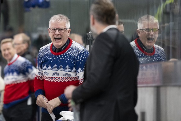 Zuerichs Trainer Marc Crawford reagiert im Eishockeyspiel der National League zwischen den ZSC Lions und dem Fribourg-Gotteron am Samstag, 23. Dezember 2023, in der Swiss Life Arena in Zuerich. (KEYST ...