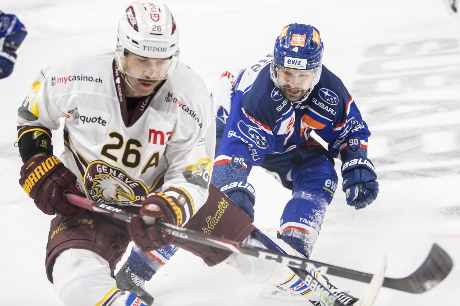 Servettes Daniel Winnik, links, kaempft um den Puck gegen Zuerichs Patrick Geering, rechts, im ersten Eishockey Playoff-Halbfinalspiel der National League zwischen den ZSC Lions und dem Geneve-Servett ...