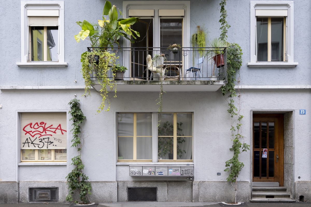 Eine staedtische Liegenschaft an der Motorenstrasse waehrend eines Rundgangs anlaesslich der Entstehung der 10000. staedtischen Wohnung in der Stadt Zuerich, am Donnerstag, den 28. August 2025, in Zue ...