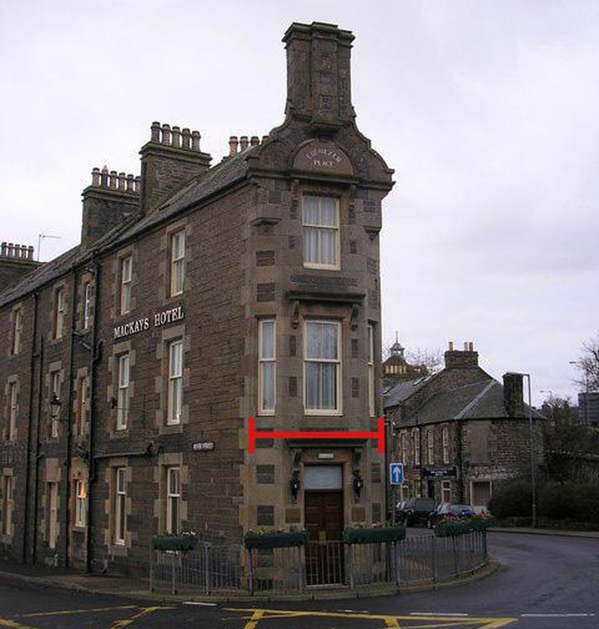 Ebenezer Place in Wick, Schottland, ist die offiziell kürzeste Strasse der Welt. Sie ist gerade mal 2,06m lang. 2006 wurde sie vom Guinness-Buch der Rekorde anerkannt. Sie besteht lediglich aus dem Ei ...