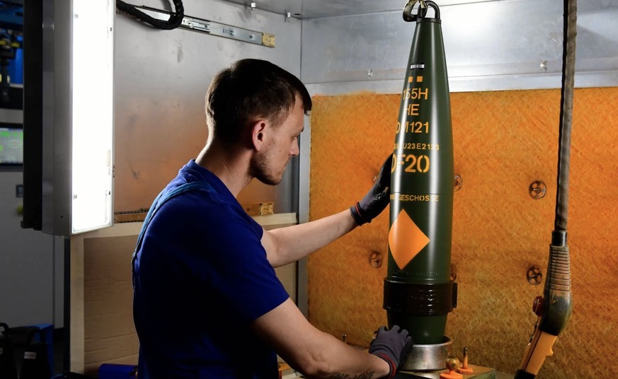 Produktion bei Rheinmetall (Archivbild): Der Rüstungskonzern errichtet an seinem deutschen Produktionsstandort Unterlüss eine neue Munitionsfabrik.