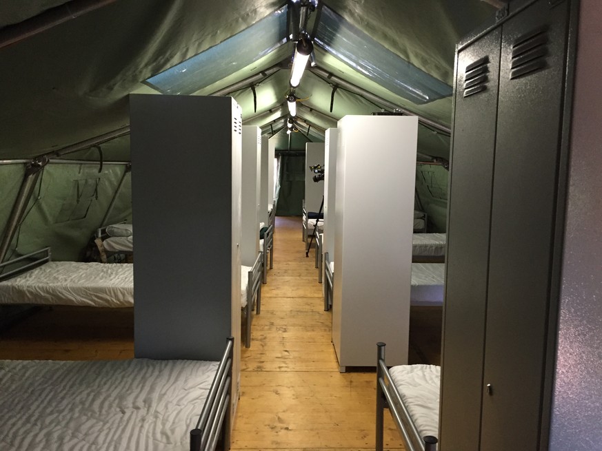 Zehn Personen in einem Zelt: So sieht es im Inneren der Armeezelte aus.&nbsp;