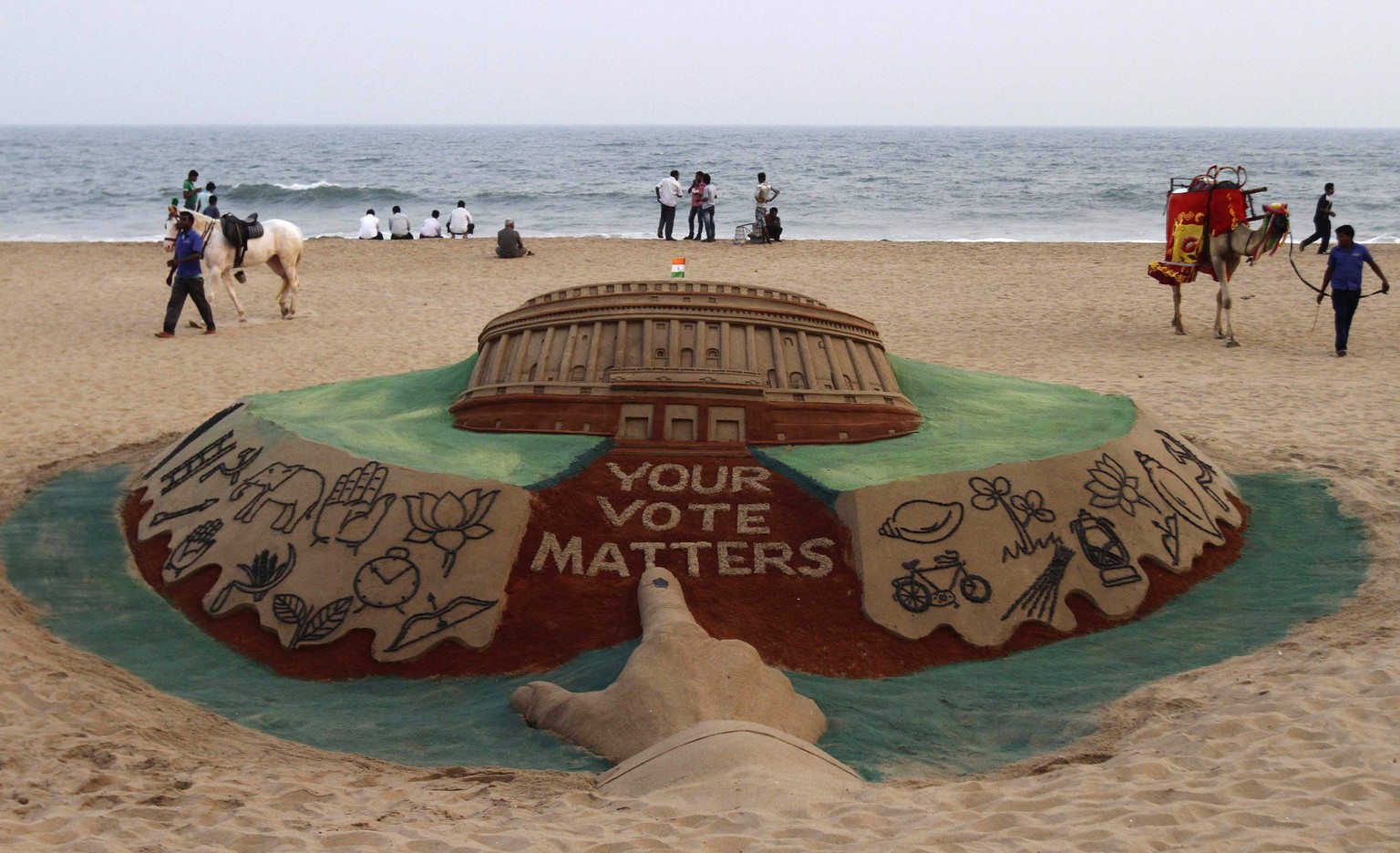 Sandskulpturen-Künstler fordern die Inder zum Wählen auf.