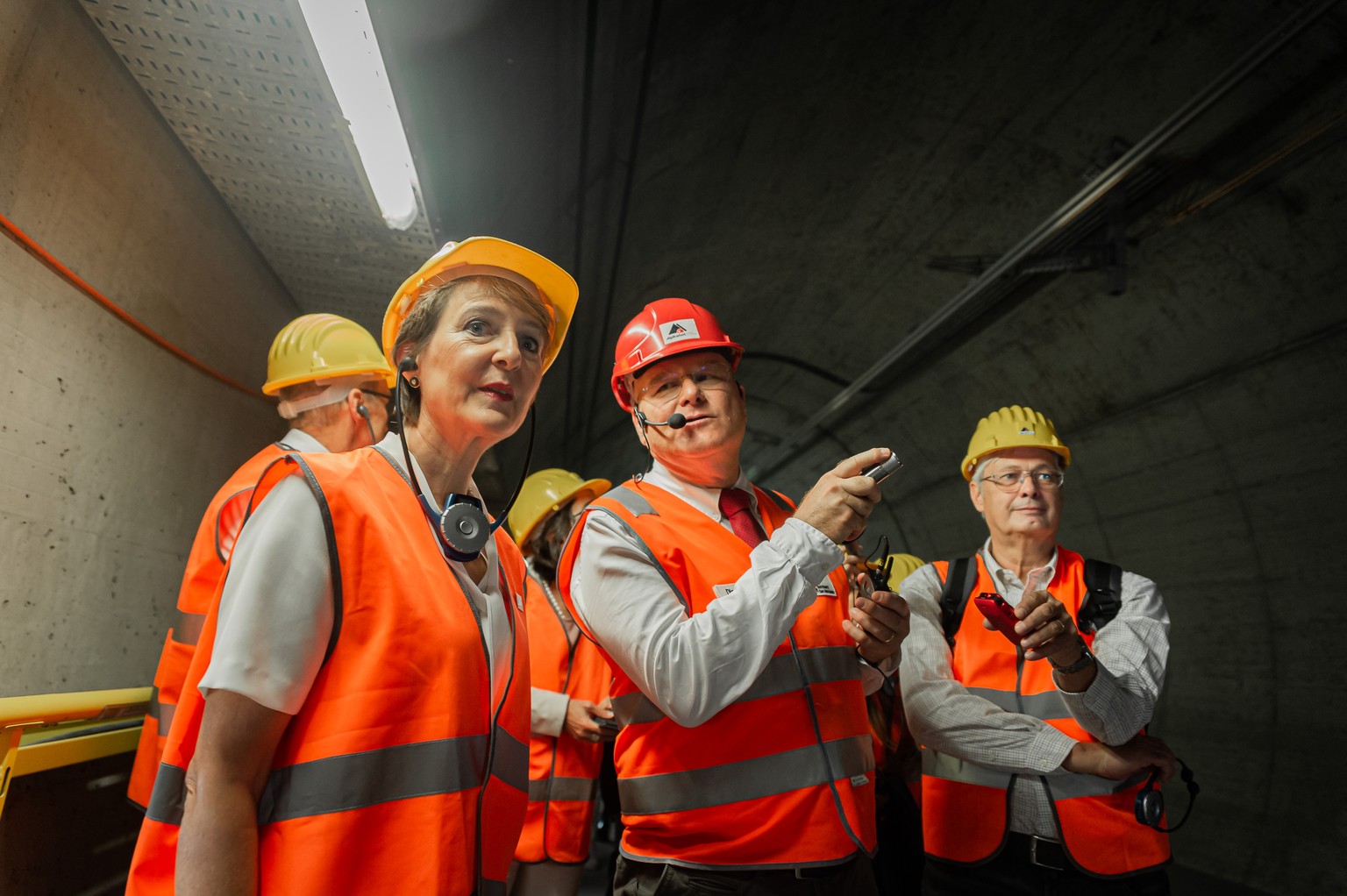 Bundesrätin Simonetta Sommaruga, links, besucht zusammen mit Dieter Schwank, Präsident des Alptransit-Managements, Mitte, den neuen Ceneri-Basistunnel, am Donnerstag, 29. August 2019 bei Camorino. Am  ...