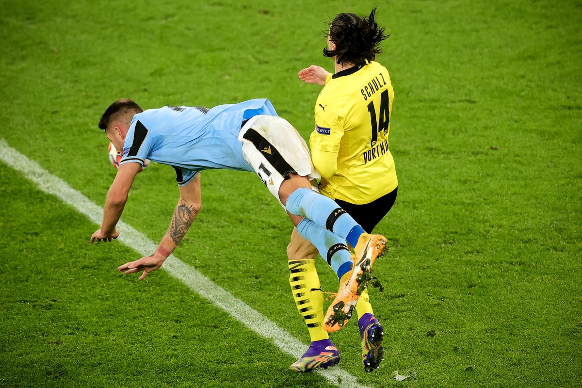 epa08858088 Dortmund's Nico Schulz (R) fouls Lazio's Sergej Milinkovic-Savic (L) in the penalty box during the UEFA Champions League group F soccer match between Borussia Dortmund and SS Laz ...