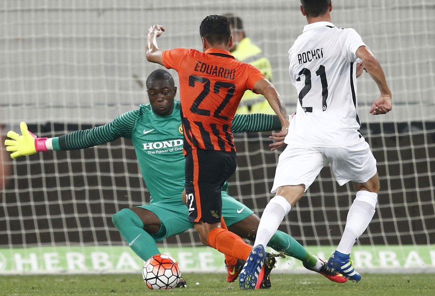 Yvon Mvogo von YB, links, und Alain Rochat, rechts, gegen Eduardo, Mitte, von Schachtar, beim UEFA Champions League-Qualifikations-Hinspiel zwischen Schachtar Donezk und dem BSC Young Boys am Dienstag ...