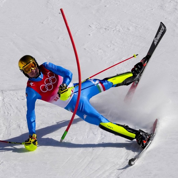 Alex Vinatzer, of Italy, crashes in men&#039;s slalom run 2 at the 2022 Winter Olympics, Wednesday, Feb. 16, 2022, in the Yanqing district of Beijing. (AP Photo/Pavel Golovkin)