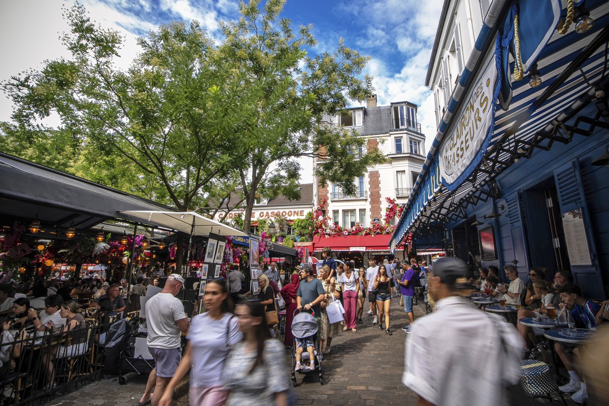 Tourists stroll the Place du Tertre in the Montmartre district in Paris, France, Monday, Aug. 4, 2025. (AP Photo/Aurelien Morissard)
France Tourism Montmartre