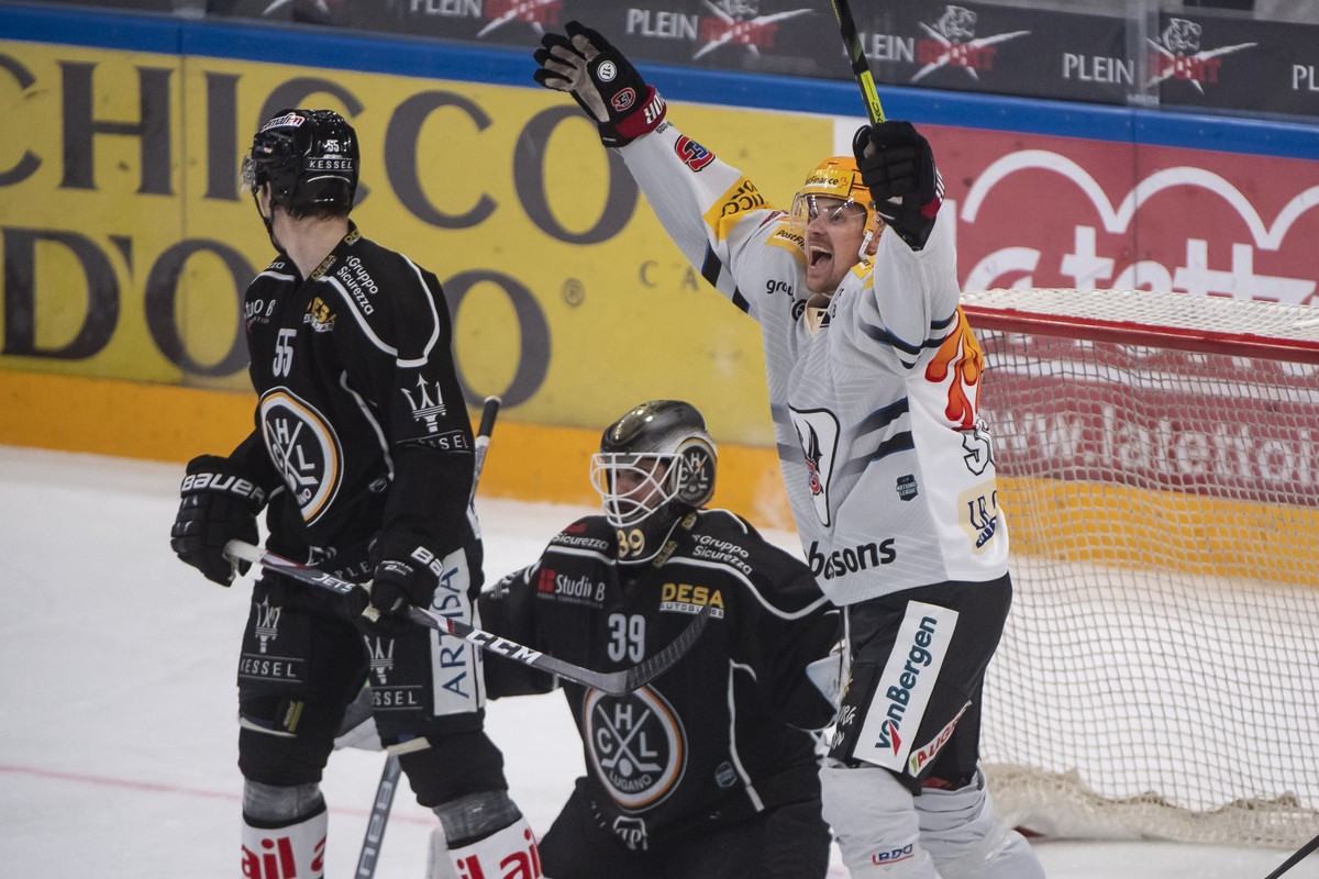 From left, Lugano?s player Atte Ohtamaa, Lugano?s goalkeeper Sandro Zurkirchen and Fribourg's player Daniel Brodin, celebrate 1-3 gool, during the preliminary round game of National League A (NLA ...