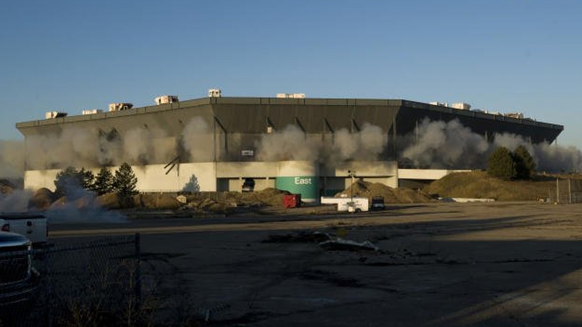 Die Sprengsätze gingen zwar hoch, doch das Stadion steht noch.