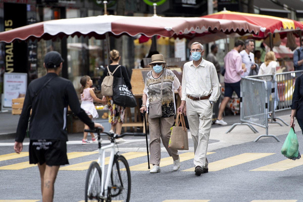 People wearing a protective face mask are shopping duing the reopening of the Saturday's market during the state of emergency of the coronavirus disease (COVID-19) outbreak, in Lausanne, Switzerl ...